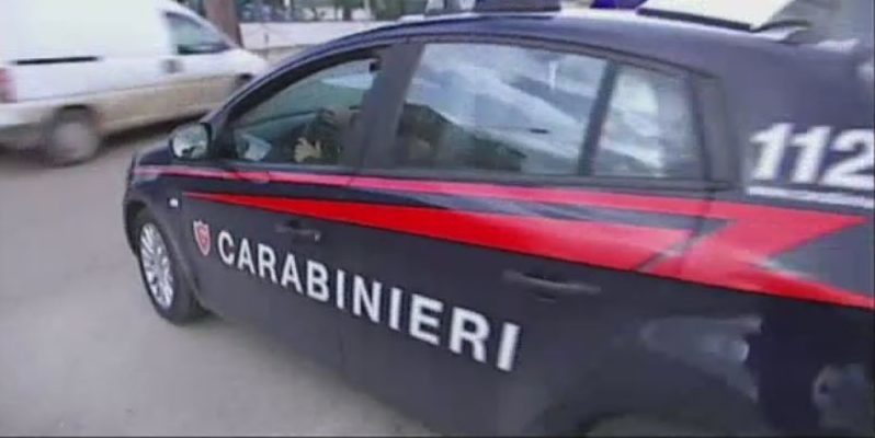 foto auto carabinieri sono dio non potete fermarmi