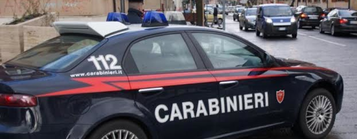 Auto carabinieri estorsione brusciano