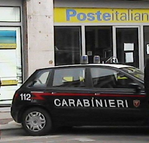 carabinieri-davanti-allufficio-postale