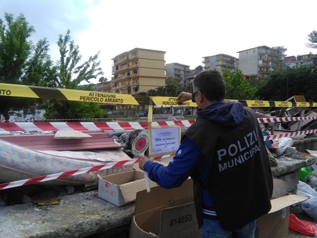 Sigilli Polizia Locale a discarica vicino a area WWF Napoli