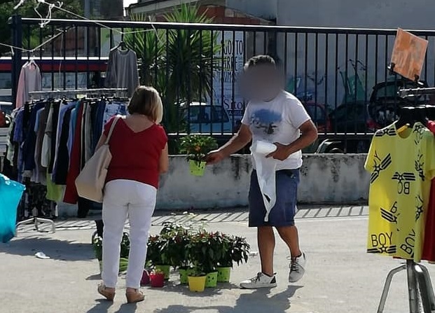 foto ladro fiori