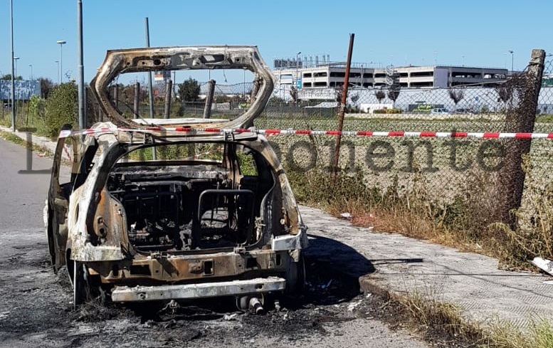 auto bruciata acerra