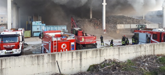 Foto Ansa incendio Marcianise