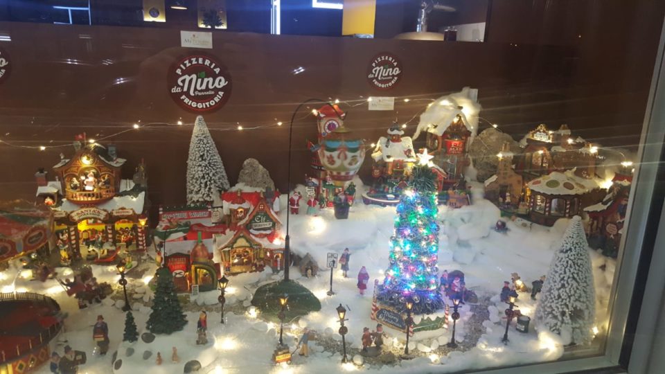 Babbo Natale Pizzeria.Acerra Arriva Il Villaggio Di Babbo Natale In Miniatura Alla Pizzeria Da Nino L Indisponente