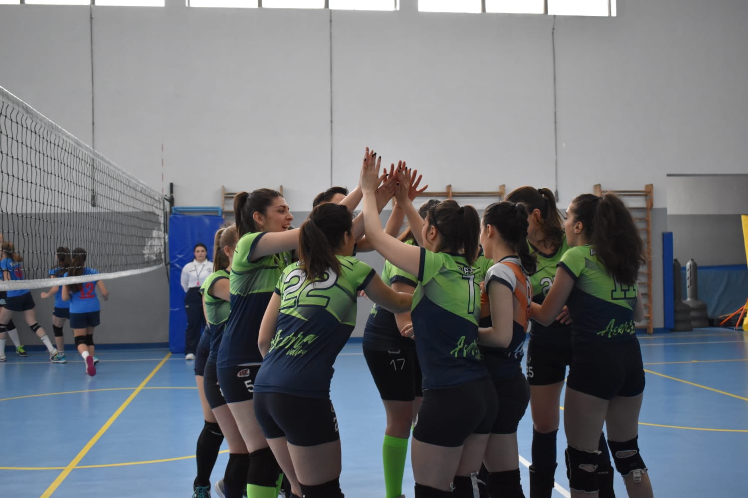 Il team dell'Acerra Volley mentre festeggi una vittoria