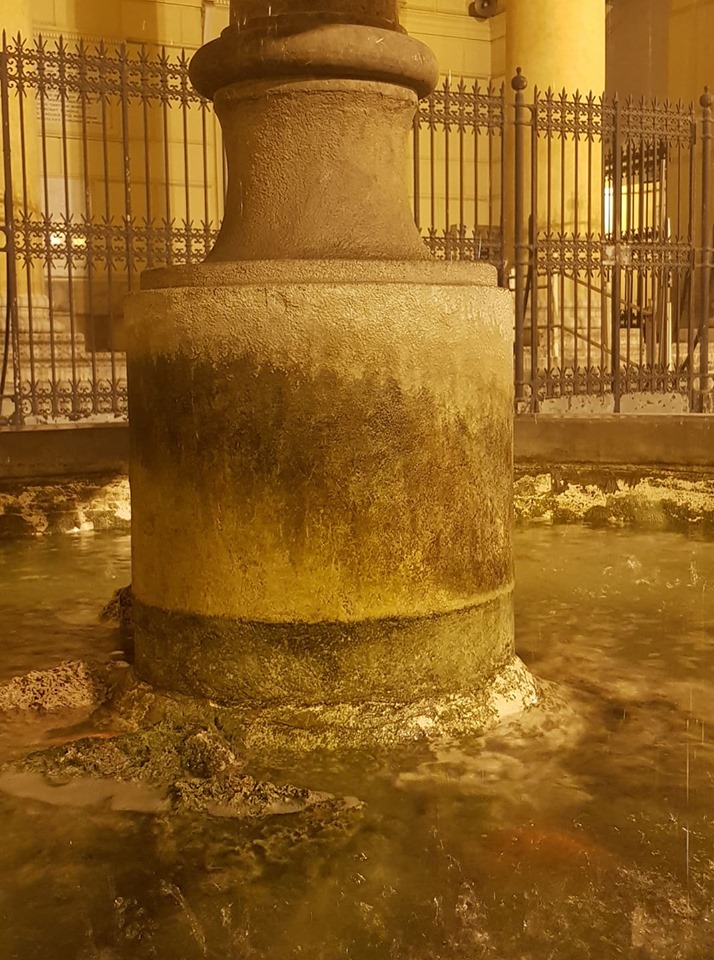 volto gesù sulla colonna della fontana?