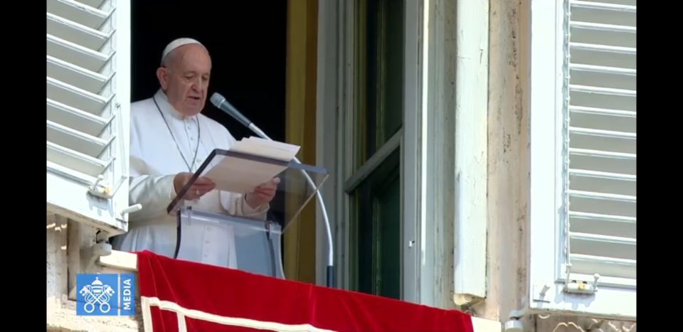 papa Francesco arriva in ritardo all'angelus