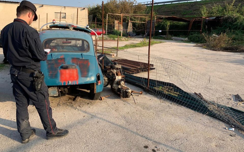 Blitz dei Carabinieri in un'auto carrozzeria di #Pomigliano