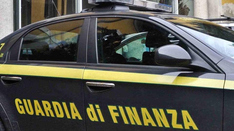 auto guardia di finanza