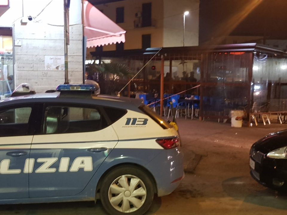 acerra sparatoria fuori al bar