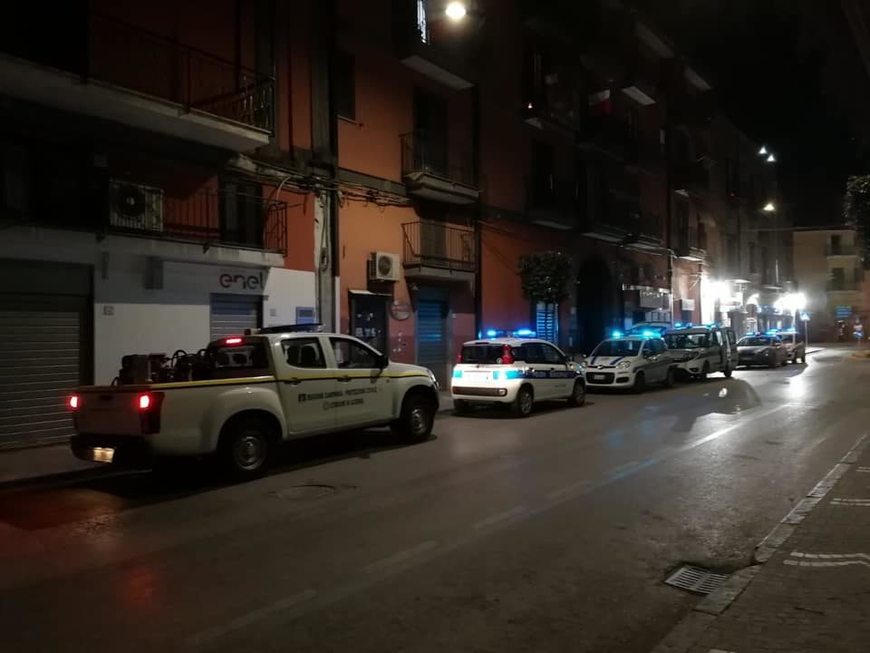 acerra 8 persone bivaccano corso della resistenza